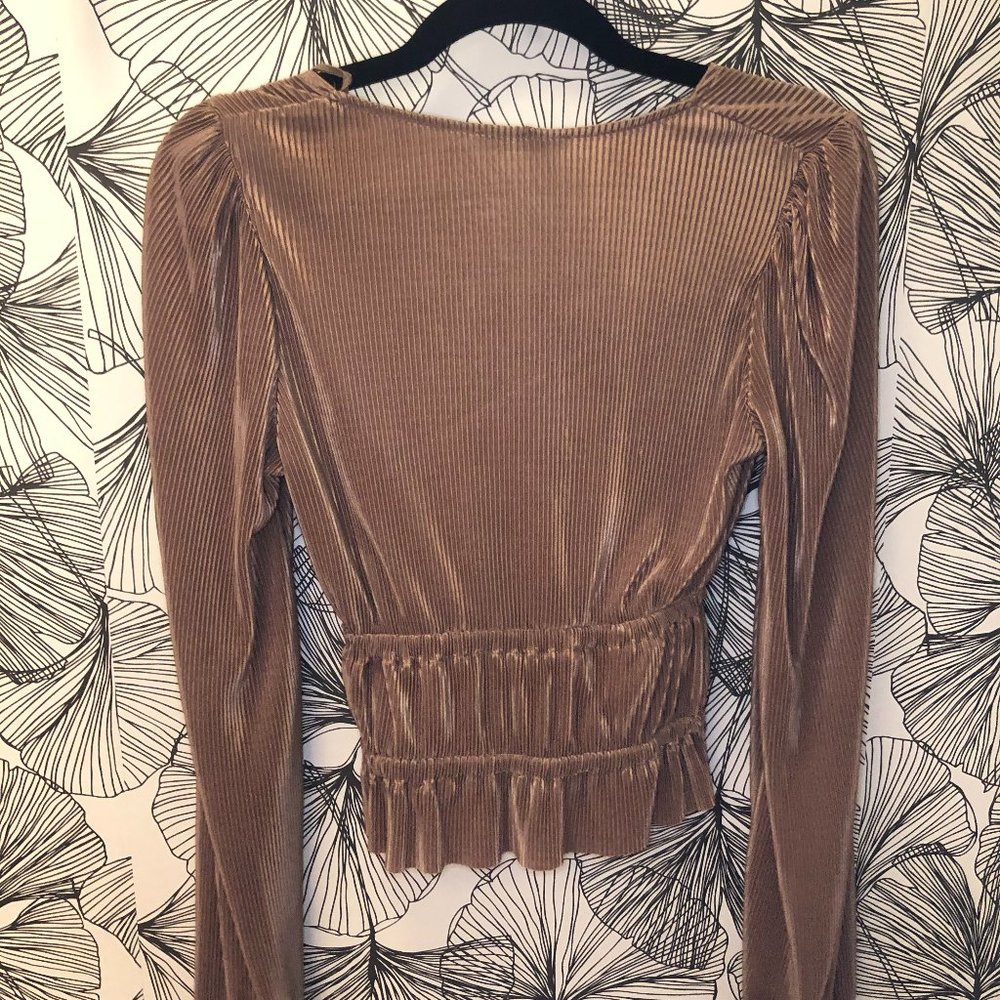 Long-sleeve blouse with synched waist